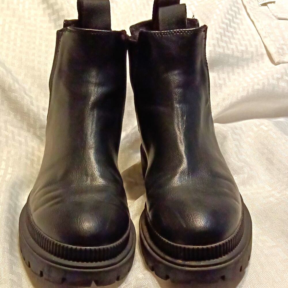 H&M Women's Black Chelsea Ankle Boots Lug Sole Faux Leather Pull On US 8 EU 39